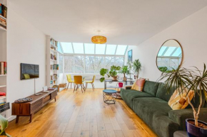 Bright 1BR Apartment with Balcony, Central London